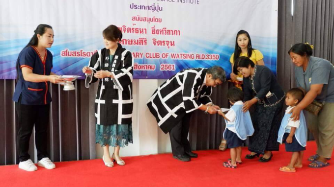タイ　子供たちの教育支援金贈呈